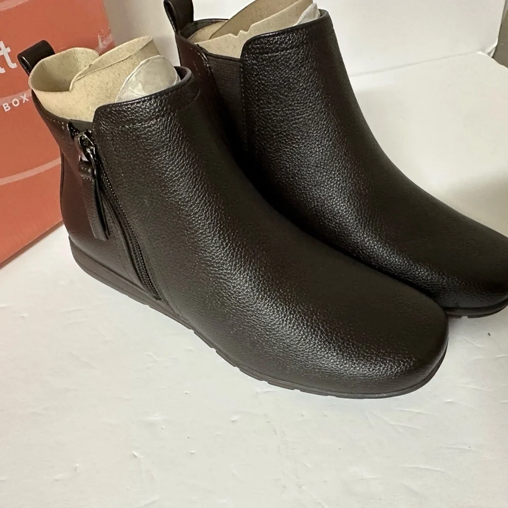 NWT Aleena3 Easy Spirit Dark Brown Ankle Booties Size 6